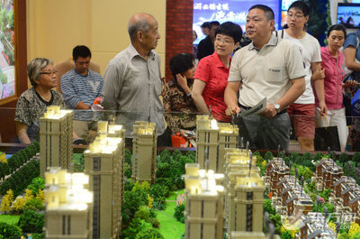 假日樓市房展會(huì)開幕 樓市新政提升看房購(gòu)房熱情_新華網(wǎng)上海頻道_圖片